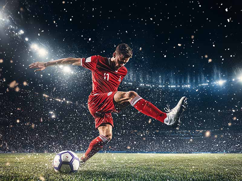 巴萨竞派神秘黑框男迎战对手